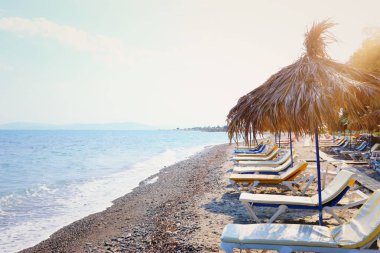 şemsiye altında tropikal deniz ve plaj sandalyeleri tatil resmi. Yaz seyahati ve tatil konsepti