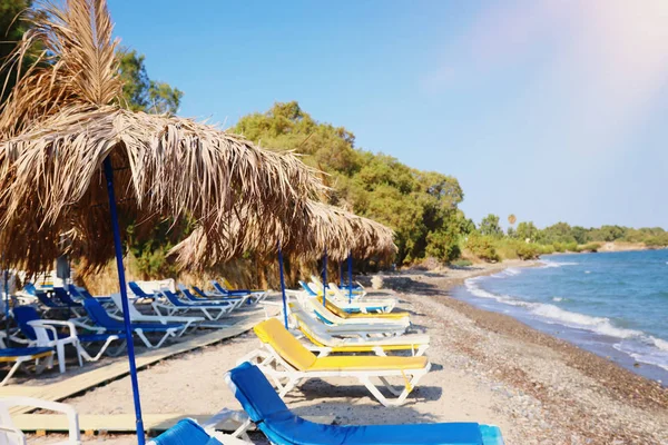 Üdülés kép trópusi tenger és a strand székek alatt napernyők. Nyári utazási és nyaralásra vonatkozó koncepció — Stock Fotó