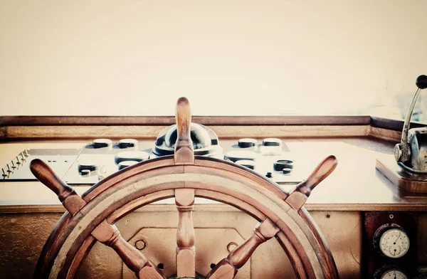 Detalle náutico vintage de la vieja rueda de madera de un barco — Foto de Stock