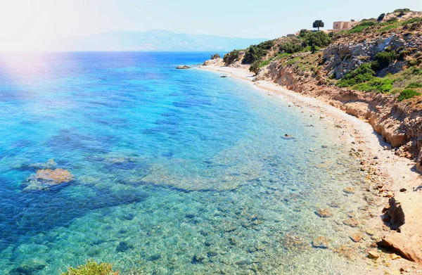 Φυσική εικόνα της όμορφης Μεσογειακής θάλασσας με βουνά στο φως του ήλιου — Φωτογραφία Αρχείου