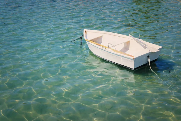Транспортное изображение маленькой белой лодки в красивом море — стоковое фото