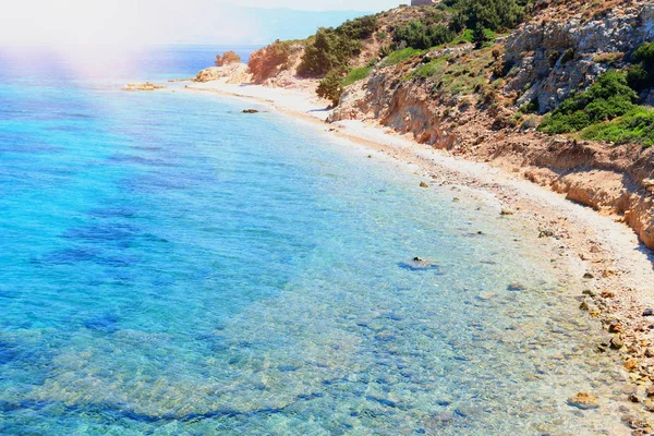 Imagen de la naturaleza del hermoso mar Mediterráneo con montañas a la luz del sol —  Fotos de Stock