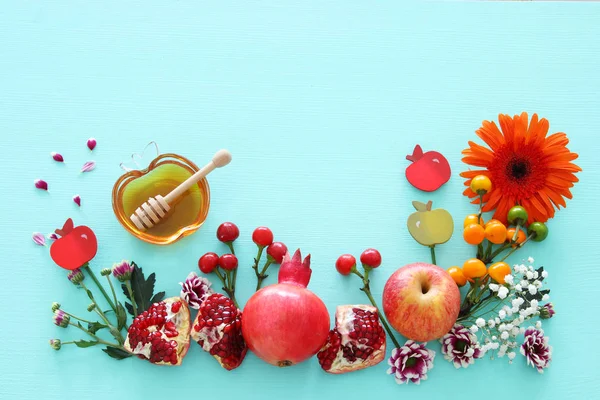 Religion bild av Rosh Hashanah (judiska nyårs semester) koncept. Traditionella symboler över trä Mint blå pastell bakgrund — Stockfoto