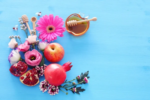 Náboženský obraz Rosh Hashanah (židovský Nový rok dovolené). Tradiční symboly přes dřevěné modré pozadí — Stock fotografie