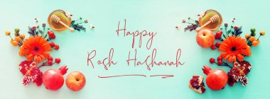 din görüntü Rosh aşana (Yahudi yeni yıl tatili) kavramı. Ahşap Mint Mavi Pastel arka plan üzerinde geleneksel Semboller