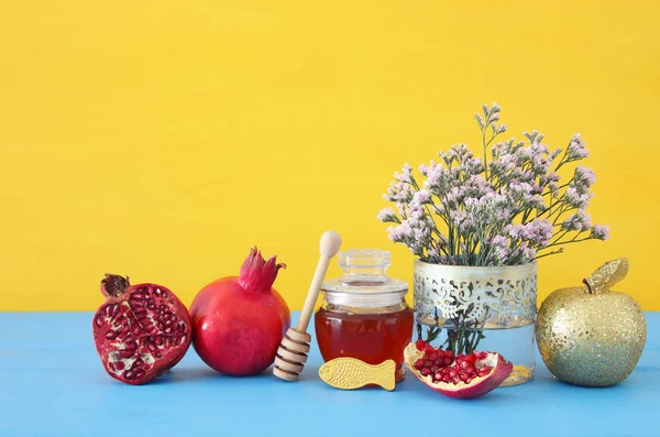 Immagine di religione di Rosh hashanah (vacanza di anno nuovo ebrea) concetto. Simboli tradizionali — Foto Stock