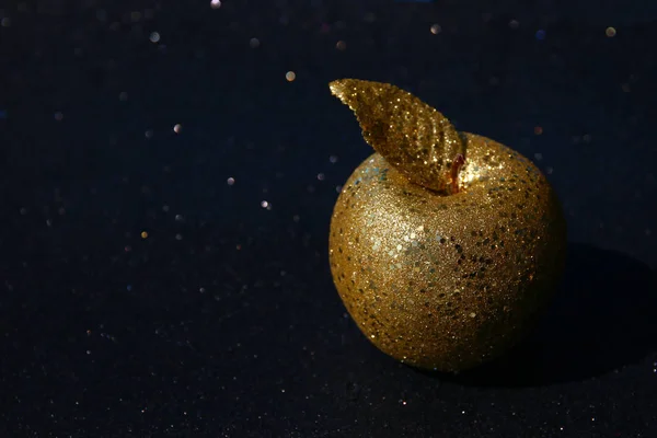 Рош ха-Шана (еврейский новогодний праздник) концепция. Традиционный символ, золотое яблоко — стоковое фото