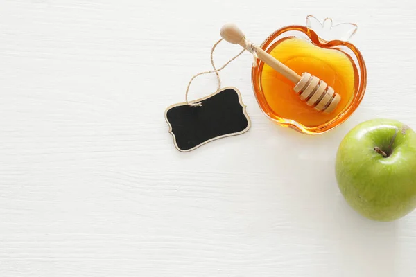 Rosh hashanah (jewesh holiday) concept - honey and apple traditional holiday symbols — Stock Photo, Image