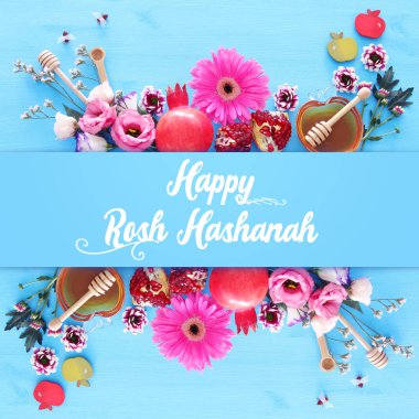 din görüntü Rosh aşana (Yahudi yeni yıl tatili) kavramı. Ahşap mavi arka planda geleneksel Semboller