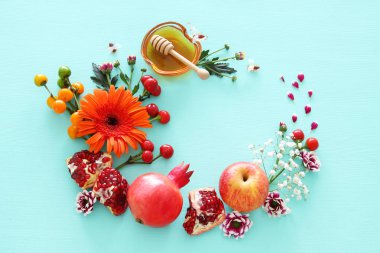 din görüntü Rosh aşana (Yahudi yeni yıl tatili) kavramı. Ahşap Mint Mavi Pastel arka plan üzerinde geleneksel Semboller