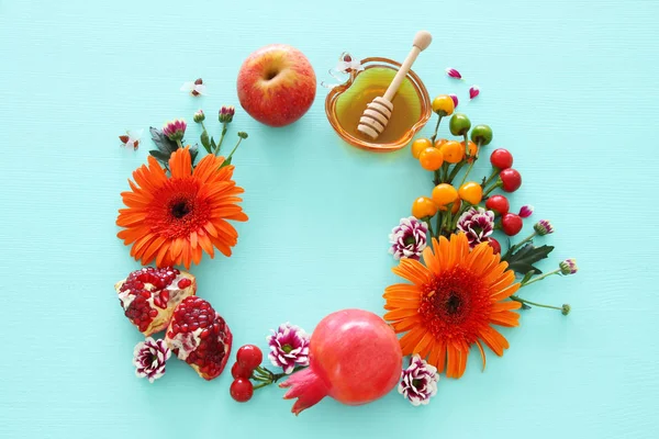 din görüntü Rosh aşana (Yahudi yeni yıl tatili) kavramı. Ahşap Mint Mavi Pastel arka plan üzerinde geleneksel Semboller