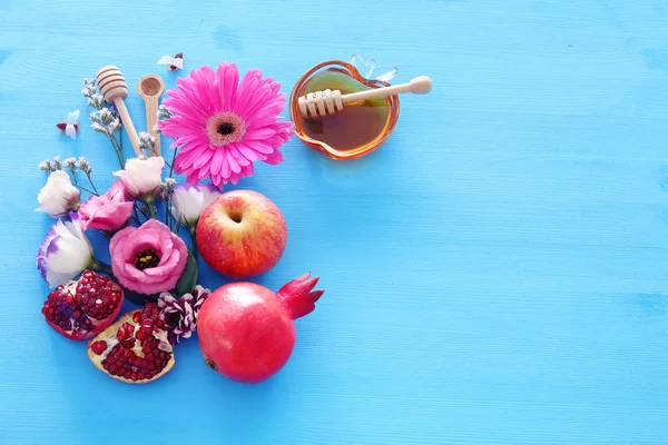 Náboženský obraz Rosh Hashanah (židovský Nový rok dovolené). Tradiční symboly přes dřevěné modré pozadí — Stock fotografie