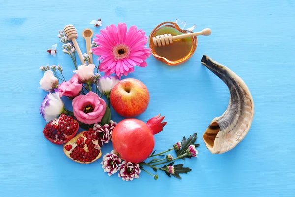 Religion image of Rosh hashanah (jewish New Year holiday) concept. Traditional symbols over wooden blue background — Stock Photo, Image