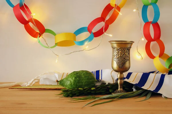 Еврейский фестиваль Суккота. Традиционные символы (The four species): Etrog, lulav, hadas, arava — стоковое фото