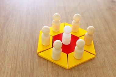 ahşap masa üzerinde insan figürleri ile tangram bulmaca blokları iş konsepti görüntü, insan kaynakları ve yönetim kavramı
