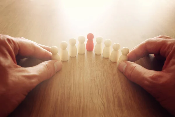 Imagen concepto de negocio de bloques de rompecabezas tangram con figuras de personas sobre mesa de madera, recursos humanos y concepto de gestión —  Fotos de Stock