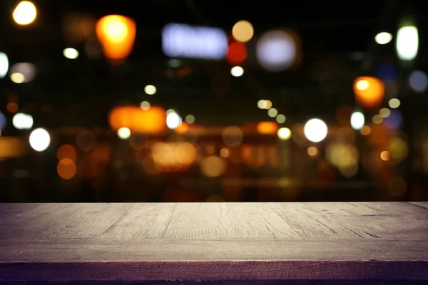 Fond Image de table en bois devant les lumières abstraites floues du restaurant — Photo