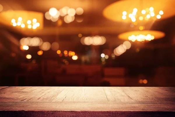 Фон Зображення дерев'яного столу перед абстрактними розмитими вогнями ресторану — стокове фото