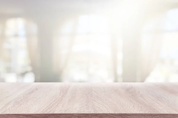 Fondo de la mesa de madera delante de la luz de ventana borrosa abstracta — Foto de Stock