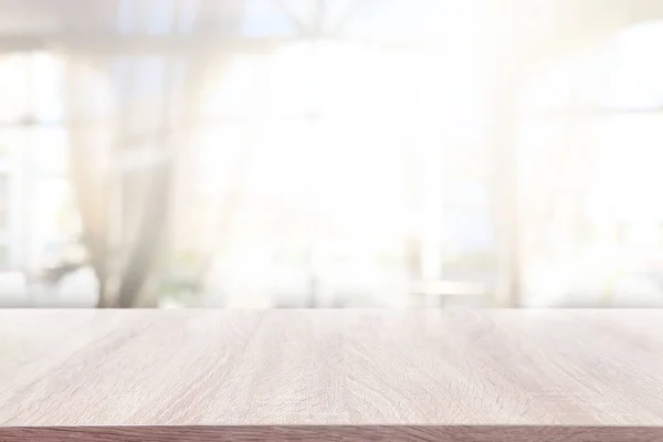 Pozadí dřevěného stolu před abstraktním rozostřené okenní světlo — Stock fotografie