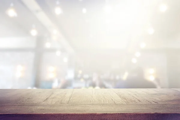 Bakgrundsbild av träbord framför abstrakta dimstrålkastare — Stockfoto