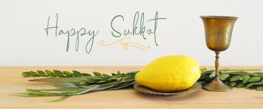 Sukkot Yahudi bayramı. Geleneksel Semboller (dört tür): Etrog, lulav, hadas, arava