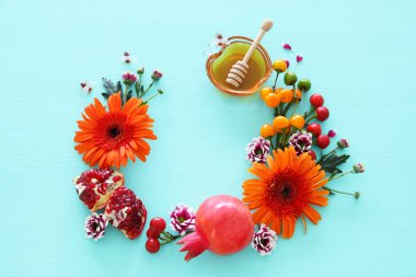 din görüntü Rosh aşana (Yahudi yeni yıl tatili) kavramı. Ahşap Mint Mavi Pastel arka plan üzerinde geleneksel Semboller