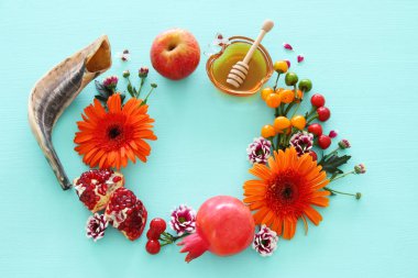 din görüntü Rosh aşana (Yahudi yeni yıl tatili) kavramı. Ahşap Mint Mavi Pastel arka plan üzerinde geleneksel Semboller