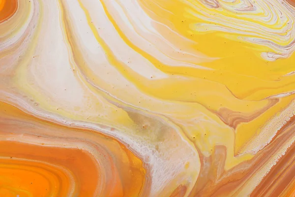 Fotografování abstraktního, marbleizovaného efektu. oranžové, zlaté, žluté a bílé tvůrčí barvy. Krásná malba. — Stock fotografie