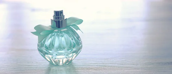 Szépség/divat kép az elegáns parfümös üveg pasztell háttérrel. Vintage szűrt kép — Stock Fotó