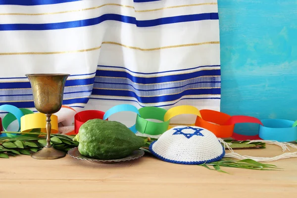 Jüdisches Sukkot-Fest. traditionelle Symbole (die vier Arten): etrog, lulav, hadas, arava — Stockfoto