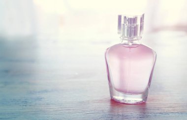 pastel arka plan üzerinde zarif parfüm şişesi güzellik / moda Görüntü. vintage filtreli görüntü