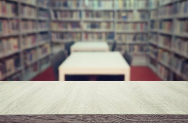 kütüphanede boş ahşap masa eğitim ve öğrenme kavramı. ürün görüntüleme, sunum ve geri bırakma için