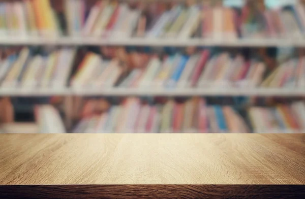 Onderwijs en Leerconcept van lege houten tafel in de bibliotheek. voor product weergave, presentatie en backdrop — Stockfoto