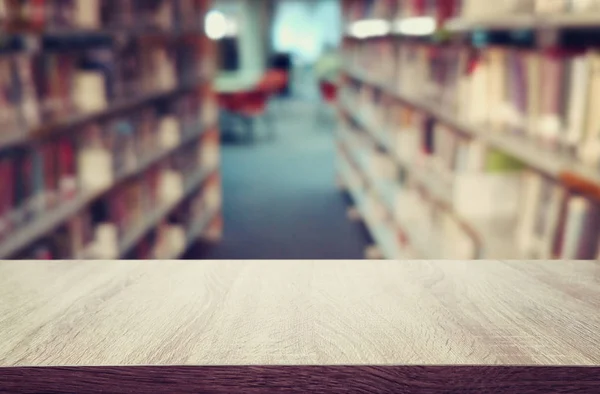 Éducation et apprentissage concept de table en bois vide dans la bibliothèque. pour l'affichage du produit, la présentation et la toile de fond — Photo