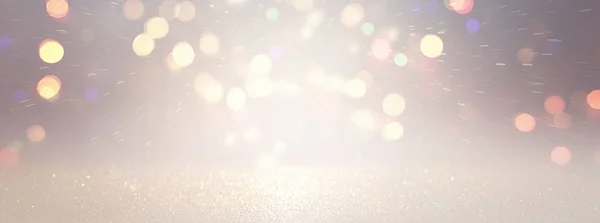 Schwarzgrund aus abstrakten Glitzerlichtern. Silber und Gold. Entfokussiert. Banner — Stockfoto