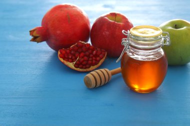 rosh hashanah (jewesh tatil) kavramı - bal, elma ve nar geleneksel tatil sembolleri
