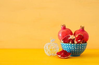 rosh hashanah (jewesh tatil) kavramı -nar geleneksel tatil sembolü