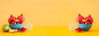 rosh hashanah (jewesh tatil) kavramı -nar ve elma geleneksel tatil sembolleri