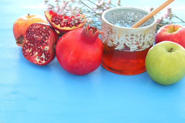 Immagine di religione di Rosh hashanah (vacanza di anno nuovo ebrea) concetto. Simboli tradizionali — Foto Stock