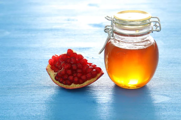 Rosh hashanah (jewesh tatil) kavramı - bal ve nar geleneksel tatil sembolleri — Stok fotoğraf