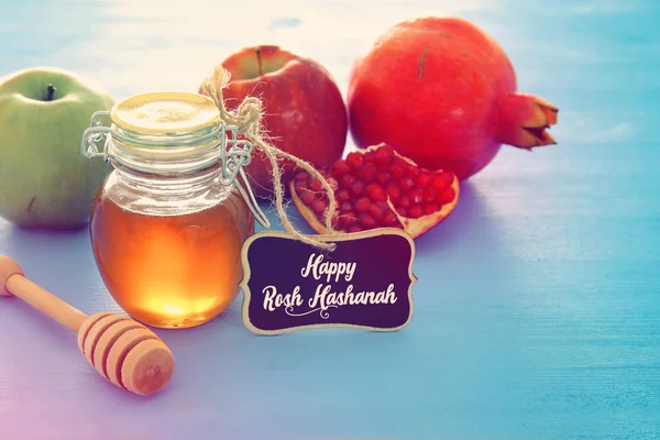 Roš Hashanah (jewesh) koncept-med, jablkový a granátové symboly tradičních svátků — Stock fotografie