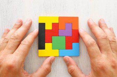 ahşap masa üzerinde renkli bir kare tangram bulmaca iş konsepti görüntü