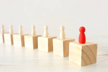 Ahşap masa, insan kaynakları ve yönetim kavramının üzerindeki insan figürlerinin iş konsepti