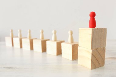 Ahşap masa, insan kaynakları ve yönetim kavramının üzerindeki insan figürlerinin iş konsepti