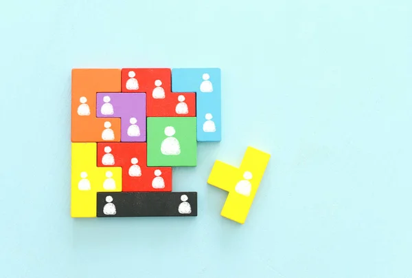 Businesskonzept Bild von Tangram-Puzzlebausteinen mit Menschen-Symbolen über Holztisch, Personalwesen und Managementkonzept — Stockfoto