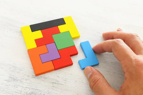 Affärsidé bild av en färgglad kvadrat Tangram pussel, över träbord — Stockfoto