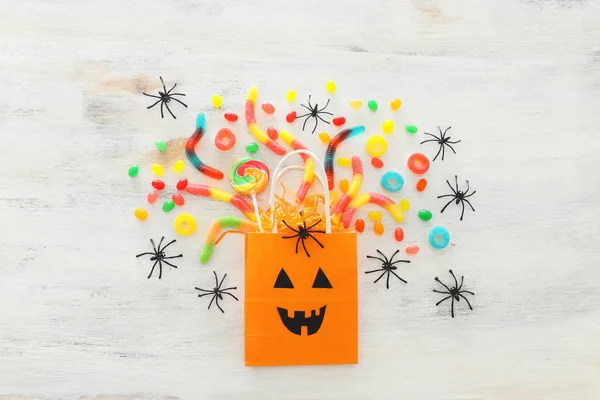 Ünnepek kép Halloween. papír ajándéktáska, pókok és édességek — Stock Fotó