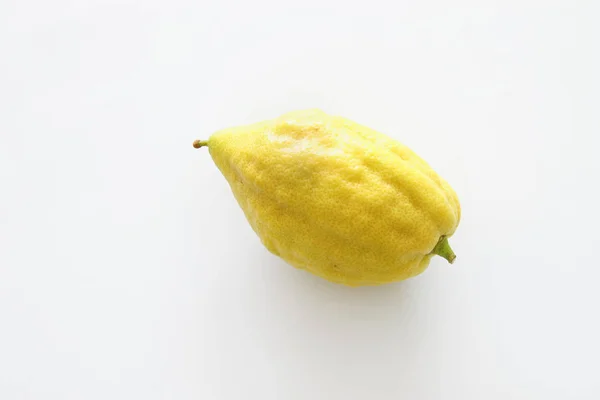 Sukkot Yahudi festivali din görüntüsü. Geleneksel sembol dört tür: citron (Etrog). beyaz arka plan — Stok fotoğraf