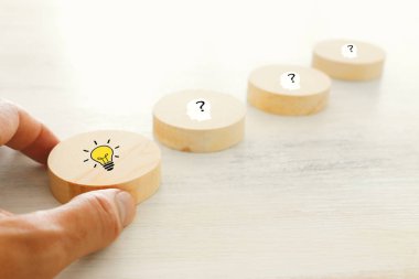 İş Kavramı görüntü bir fikir ifşa, yaratıcı süreç sırasında doğru çözüm bulma. Parlak ampul ile el toplama yuvarlak küp